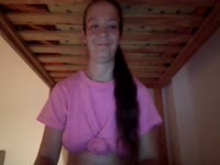 Soy una chica simpática y divertida que le gusta jugar en la cámara haciendo desnudo, anal, masturbación y disfrutar de una buena charla caliente