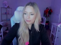 Hey daar! Mijn naam is Nina ❤️
Ik ben een lekkere geile dame en ik doe graag sexy dingen, zoals hier mijn grote kont en borsten laten zien hehe..