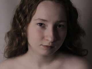 camgirl playing with vibrator MadgeRemerez