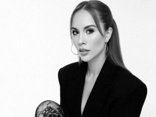 naughty camgirl masturbating with dildo MiaPastory