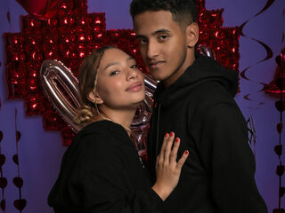 camcouple playing with sex toy SaraLuigui