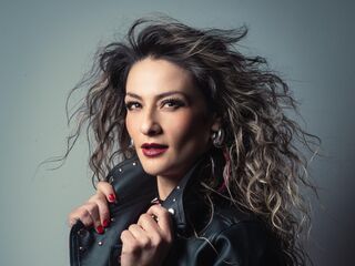 camslut showing pussy AryTorres