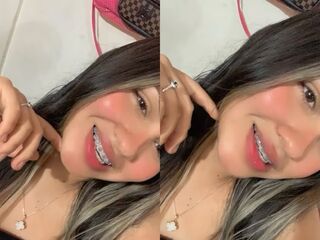 camgirl playing with dildo CamilaFezz