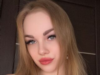 naked camgirl masturbating with vibrator CamillaDerrick