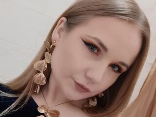 naughty cam girl fingering shaved pussy CarolinaEvan