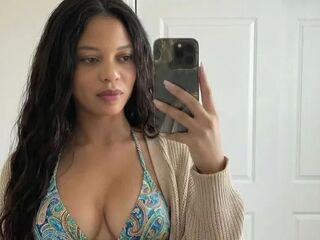 naked camgirl photo DaviWilliams