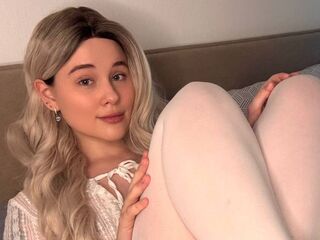 camgirl fingering bald pussy DeluaMoon