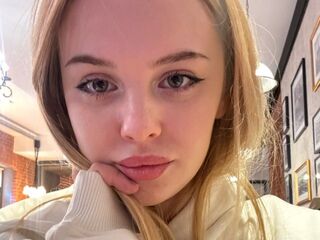 masturbating camgirl DevonaBradner