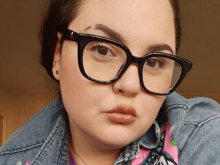 cam girl masturbating with vibrator HelgaBern