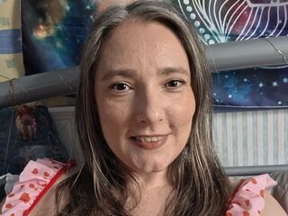 cam girl playing with dildo IzzyLove