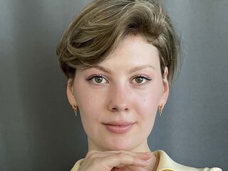 camwhore fingering shaved pussy JanHilbert