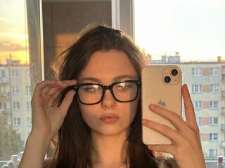 naughty cam girl fingering shaved pussy JaquelynKonkel