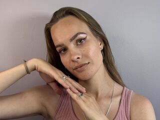 naughty camgirl fingering shaved pussy JerilynMominee