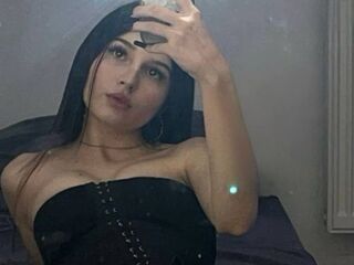 camgirl masturbating with dildo MariCrueze