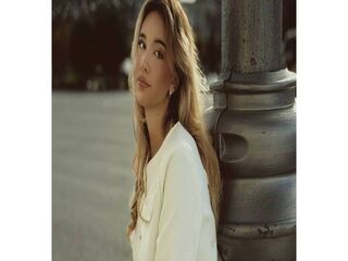 naughty camgirl masturbating with vibrator MiraStarlet