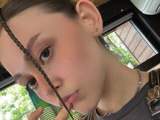 camgirl playing with dildo RebbecaKennemer