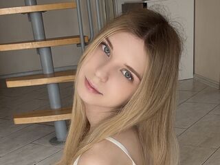 topless camgirl ThoraBeskom