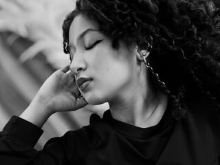 camgirl masturbating with vibrator TrixieBarbie